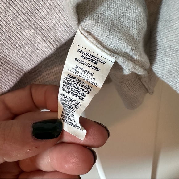 Size L grey Old Navy sweater with the monogram J - Picture 4 of 5